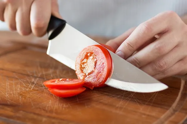 cuchillos de solingen cortando tomate