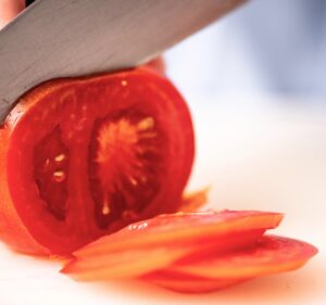 corte en la cocina cuchillo cortando tomate
