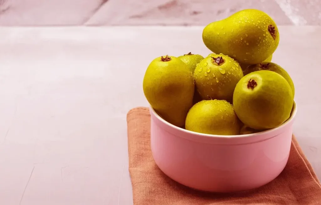 Peras pochadas en café y cardamomo con láminas de chocolate 3 peras