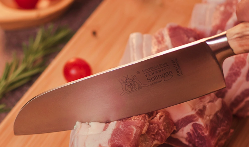 Cuchillo Santoku cortando carne