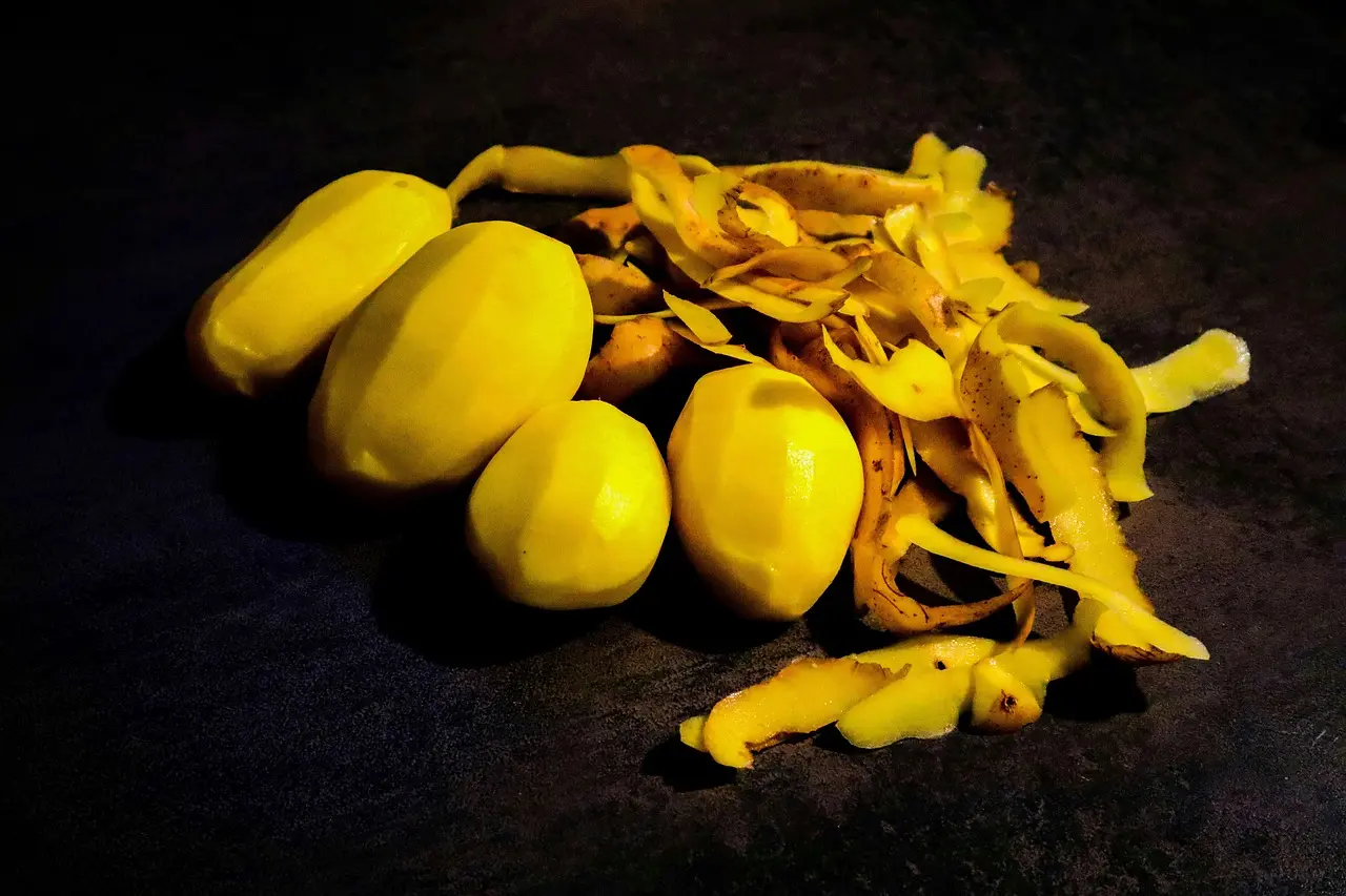 Papas peladas con un pelador de papas