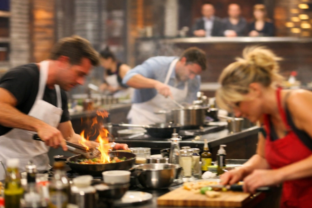 inicio 12 3 personas en un programa de cocina