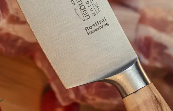 grabado de logotipo y nombre en un cuchillo (marca Max Melchior)