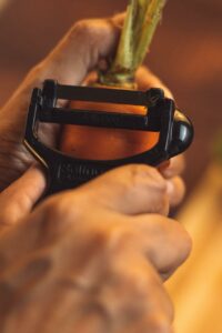 Pelador transversal cortando verduras