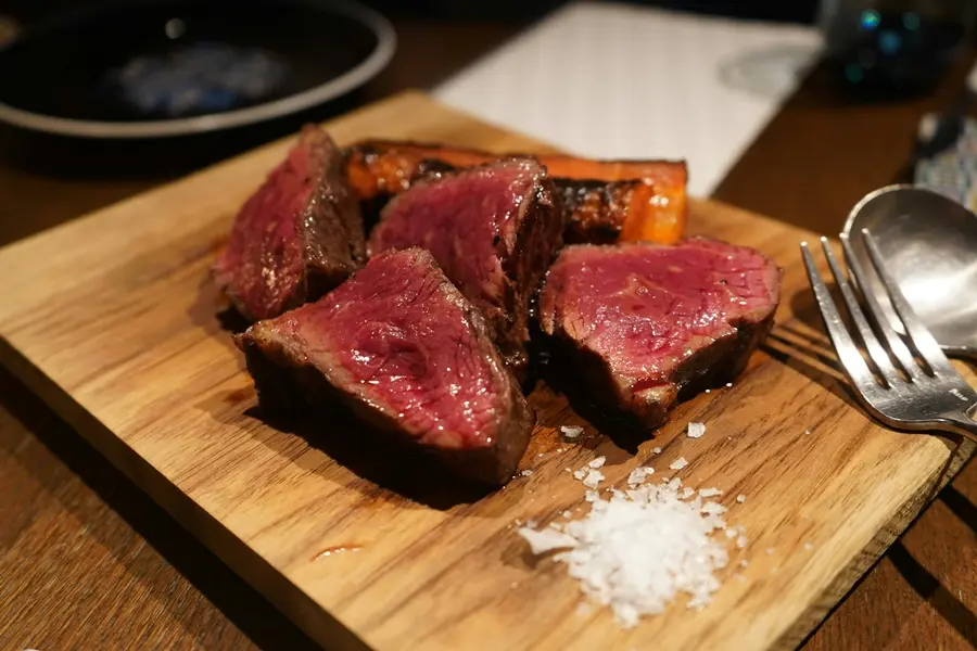 Un Bistecca Fiorentina en un plato de madera