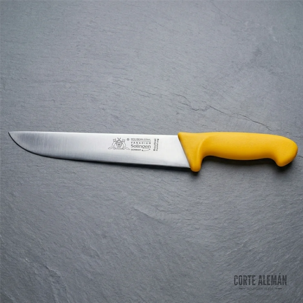 cuchillo carnicero de Solingen, marca Max Melchior con mango amarillo, fondo piedra gris natural
