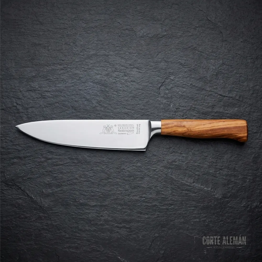 Cuchillo estilo Chef de Solingen, fabricado en Alemania, fondo natural, piedra oscura
