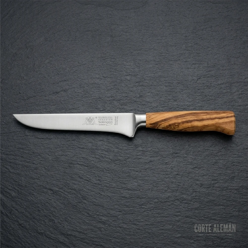 cuchillo deshuesador de Solingen, con fondo natural oscuro