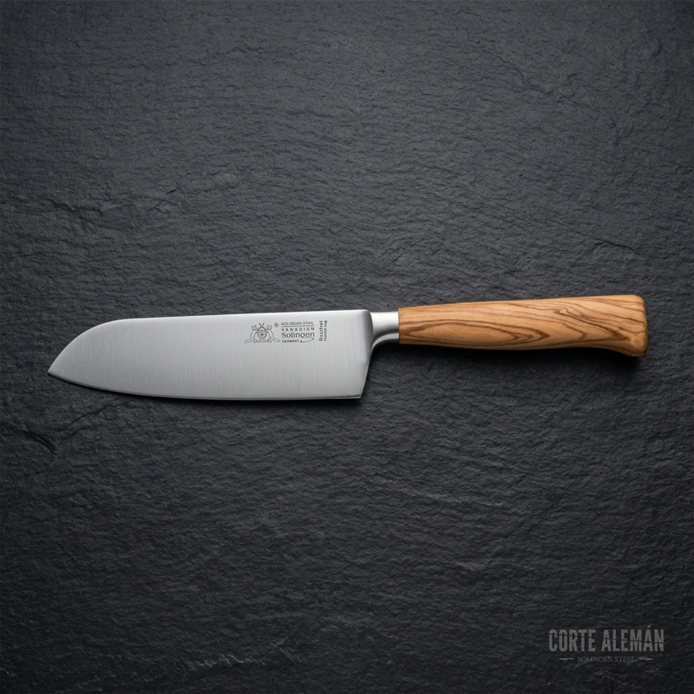 Cuchillo Solingen tipo Santoku marca Max Melchior, Solingen con un fondo natural oscuro