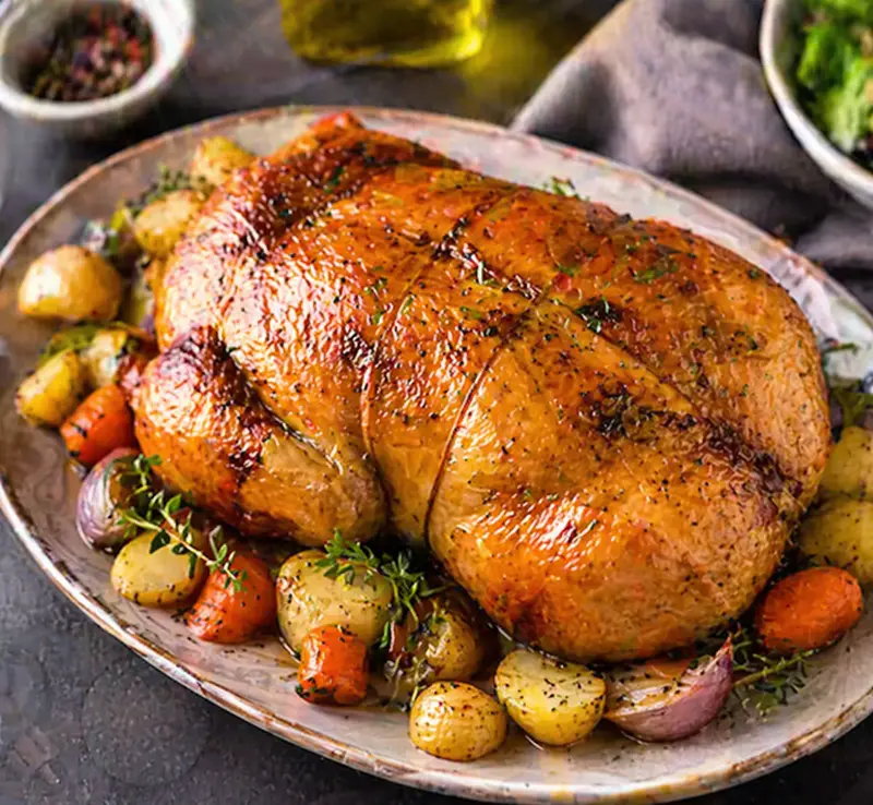 pollo deshuesado al horno en un plato con verduras