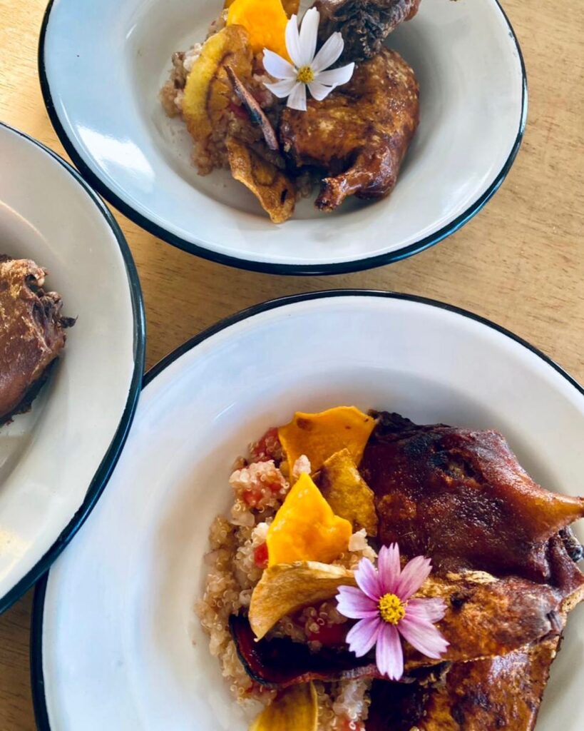 Platos con Cuy con Quinoa en el Santa Cruz Eco Lodge