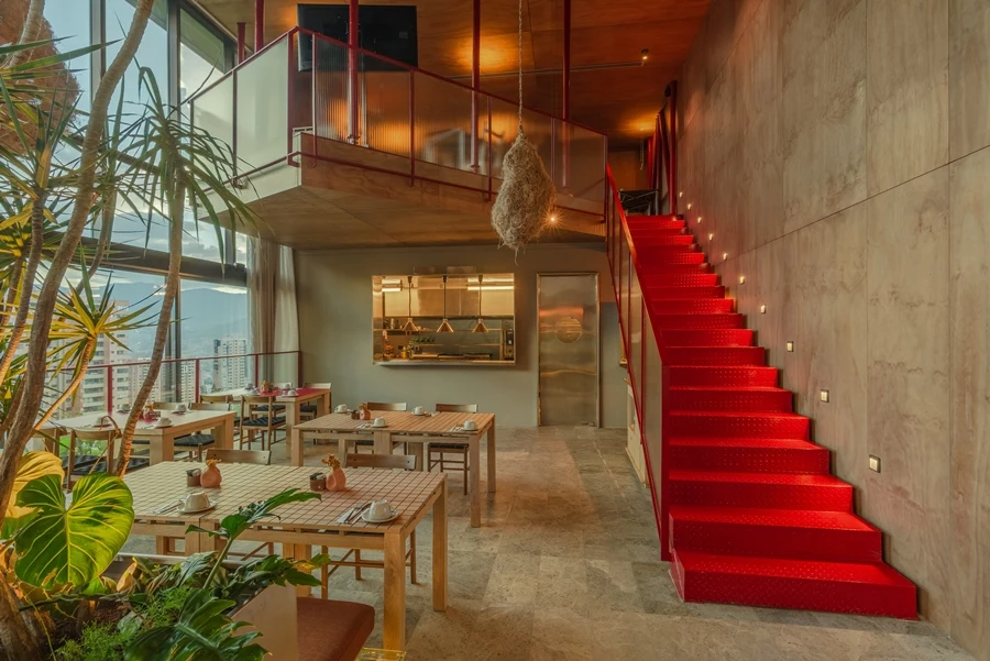 Interior Restaurante Silo BioHotel Wake en la ciudad colombiana Medellín