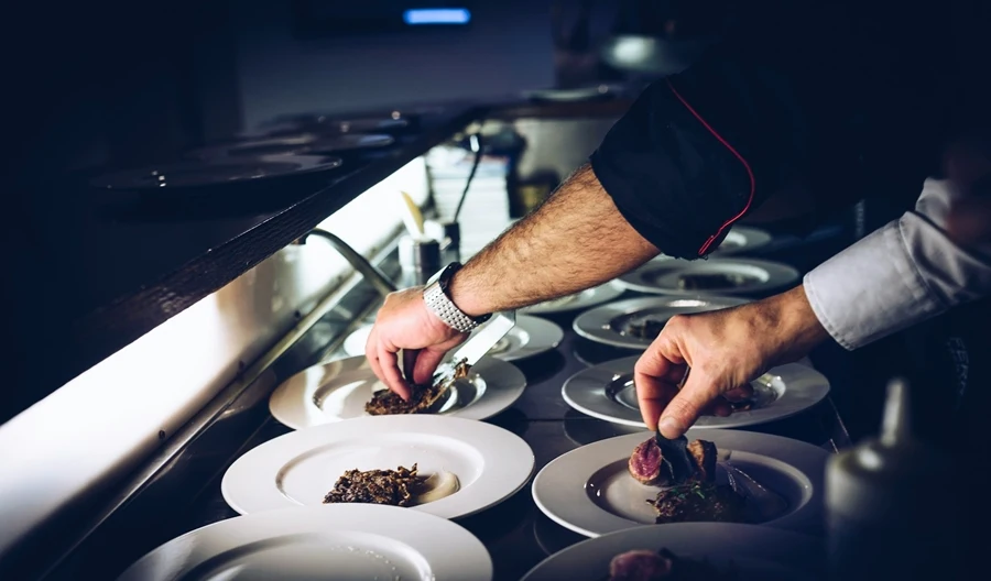 Cocineros en una cocina. Foto Expo Chef Uruguay 2026