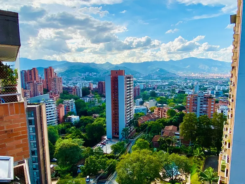 Overview ciudad de Medellín con montañas al fondo