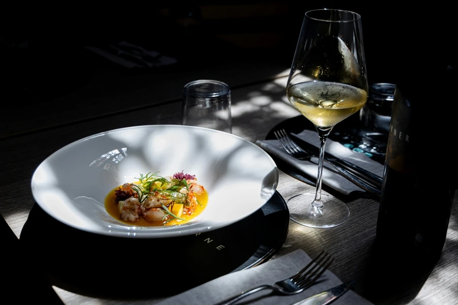 Plato de alta cocina en el restaurante LEO de Bogotá