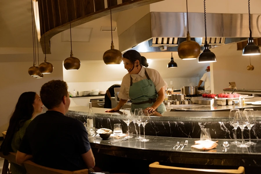 Interior del restaurante Amapola en el Valle de Guadalupe, México