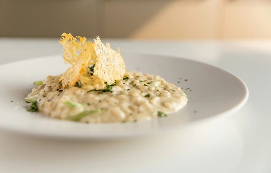 Plato blanco con un risotto italiano