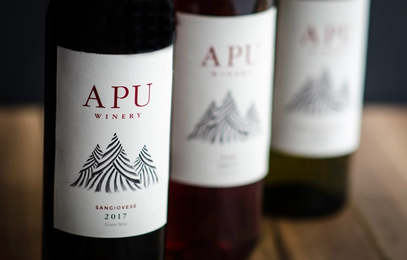 Tres botellas de vino Apu Winery