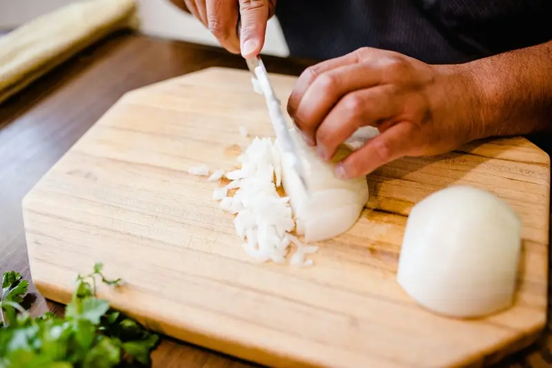 cebollo para risotto italiano, cortado en una tabla de madera