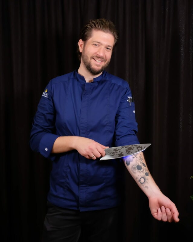 cuchillo personalizado y tatuaje