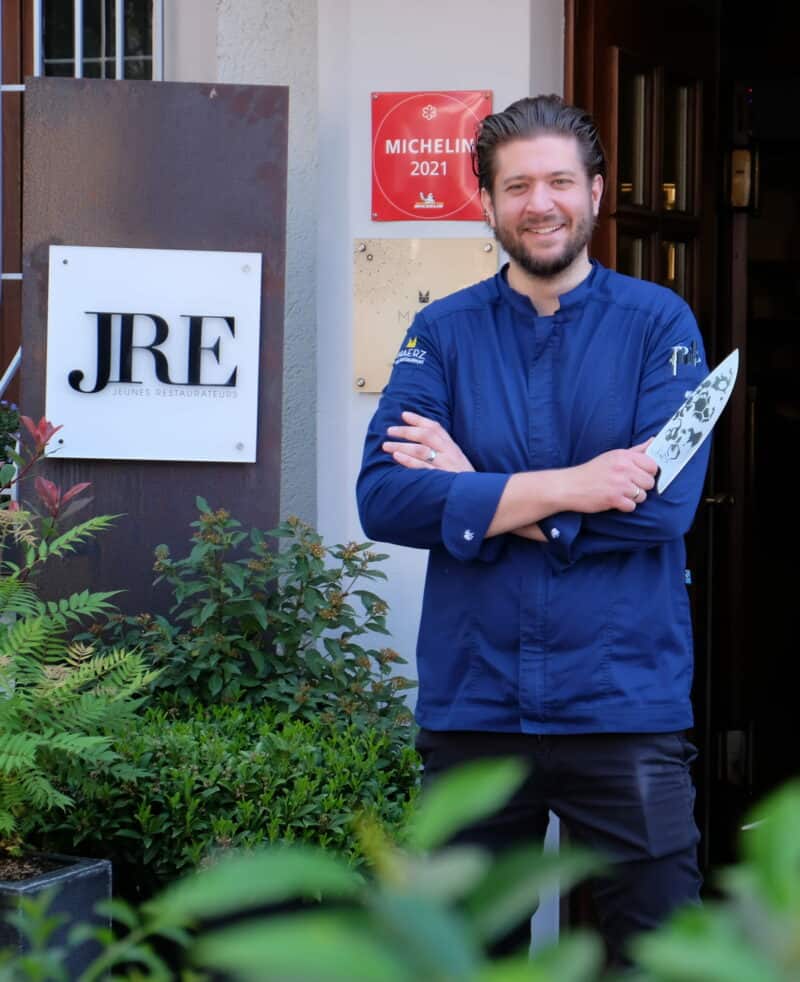 chef aleman Benjamin Maerz con cuchillo personalizado