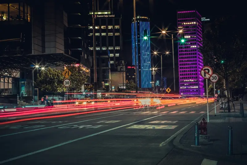 bogota en la noche, calle iluminado